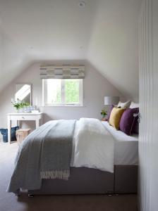 PettigoeThe Elements Lodge的白色的卧室设有床和窗户