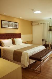 卡鲁阿鲁卡鲁阿鲁公园酒店的酒店客房,设有床和长凳