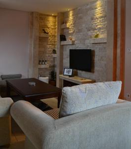扎布利亚克Villa Zabljak的带沙发和电视的客厅