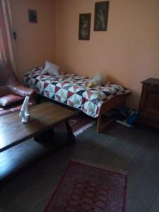 欧博比皮Gastzimmer für Übernachtung Гостевая комната的一间卧室配有一张床、一张桌子和一张沙发