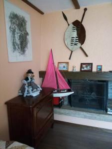 欧博比皮Gastzimmer für Übernachtung Гостевая комната的一间设有桌子的房间,上面有一艘玩具帆船