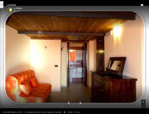 RivaraLa Bedina的客厅配有橙色沙发和镜子