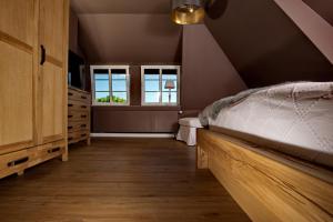 摩尔苏姆"Lütt Lori"的一间卧室设有一张床和一个窗口