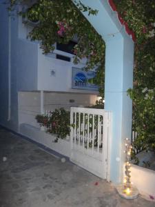 卡尔扎迈纳艾姆菲公寓的大楼内花卉的白色门
