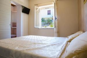 特罗佩阿B&B del Sole Tropea的一间卧室设有一张大床和一个窗户。
