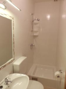 沃迪切Adriasobe的浴室配有盥洗盆、卫生间和浴缸。