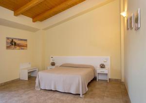 CropalatiIl Biscardino的卧室配有白色的床和2张桌子