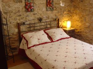 欧特斯Casas Lucas - Carleo的卧室配有一张石墙床