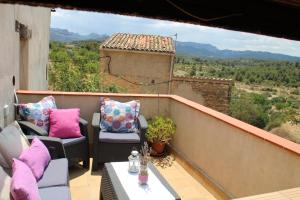 阿尔内斯Casa De Vacances La Vella Era的阳台配有桌椅,享有风景。
