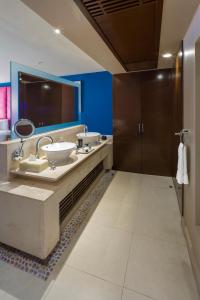 坎昆Hard Rock Hotel Cancun - All Inclusive的一间带两个盥洗盆和大镜子的浴室