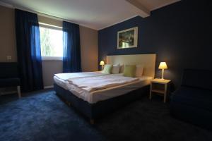 基青根伯利坎酒店的一间卧室设有一张大床和一个窗户。