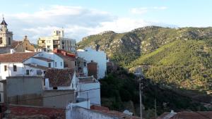 Lucena del CidCasa Elina I I的享有以山脉为背景的城市美景