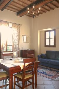 贝瓦尼亚珀塔古尔法酒店的客厅配有桌子和蓝色沙发