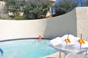 拉莫纳圣维森特高尔夫度假酒店的水中桌旁的男人