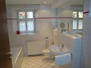 丁克尔斯比尔豪斯阿普尔伯格酒店的白色的浴室设有水槽和卫生间。