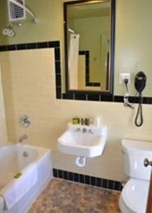 银城穆雷酒店 的一间带水槽、卫生间和镜子的浴室