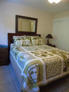 基黑Aloha KAI - Resort Condo的一间卧室配有一张带镜子的大床