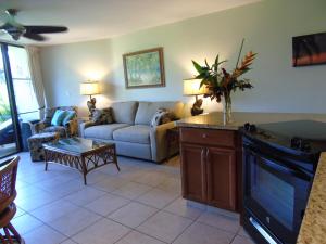 基黑Aloha KAI - Resort Condo的客厅配有沙发和桌子