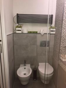 塞斯托-菲奥伦蒂诺劳拉公寓的一间带卫生间和水槽的小浴室