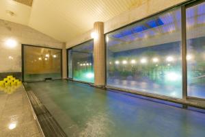 下关Ichinomata Onsen Kanko Hotel的一个带大窗户的室内游泳池