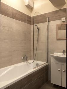 佩奇Exclusive Home的带浴缸和盥洗盆的浴室