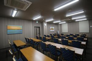仙台仙台东区丽亚特经济型酒店的一间会议室,里面配有桌椅