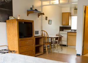 约翰迪Dreamers Lodge的一间厨房,内设桌子和一台电视机