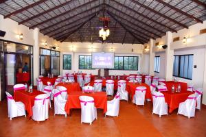 KoynanagarForest Escapes Koyna的宴会厅配有红色和白色的桌椅