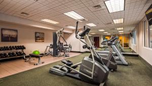 刘易斯堡国家橱柜贝斯特韦斯特酒店的健身房设有跑步机和椭圆机