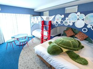 北谷町冲绳北谷柔婕阁酒店的一间房间,床上有乌龟
