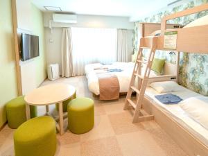 北谷町冲绳北谷柔婕阁酒店的一间卧室配有双层床和书桌