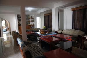 拉瓦格拉Vamoose Sherpa Homestay的客厅配有沙发和桌子
