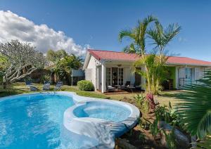 勒唐蓬Villa Ti caz do miel avec piscine et bassin de détente à remous au Tampon pour 8 personnes的房屋前的游泳池