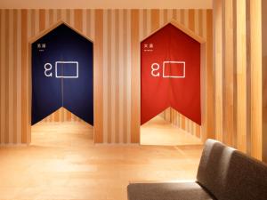 名古屋名古屋荣安德卢姆斯酒店的一间设有两部红色和蓝色电梯的客房
