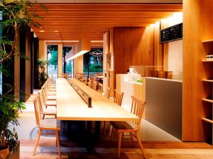 名古屋名古屋荣安德卢姆斯酒店的长长的用餐室配有长桌子和椅子