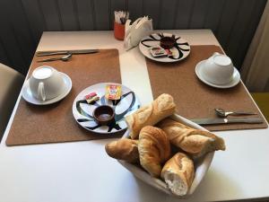 AuriolHôtel Restaurant Le Commerce的一张桌子,上面放着面包和咖啡托盘