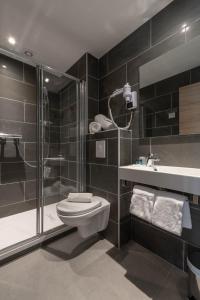 利勒鲁斯卡拉二奥鲁酒店的带淋浴、卫生间和盥洗盆的浴室