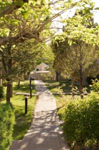 圣达菲马西堡套房酒店的公园里种有树木和草地的走道