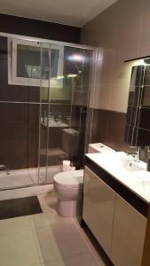 马塔罗Apartamento Mataro的浴室配有卫生间、淋浴和盥洗盆。