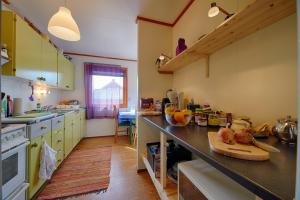 KongsfjordKongsfjord Holiday Home的厨房配有绿色橱柜和台面