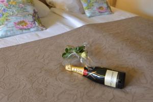 斯莱纳肯斯伦纳肯住宿酒店的床上的一瓶葡萄酒