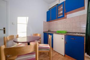 Guesthouse Šime的厨房或小厨房