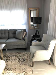 尼科西亚艺术之家迷你公寓酒店的客厅配有沙发和椅子