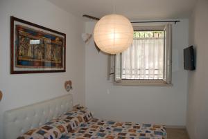 利莫内-苏尔加达Casa Anita的一间卧室配有床、灯和窗户