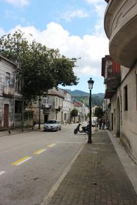 贡多马尔A casa de Carmiña的路边有停车位的街道