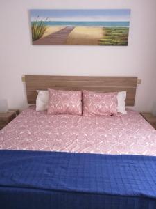 阿里纳加Arinaga Beach & Pool Apartment的一间卧室配有一张带蓝色棉被的床
