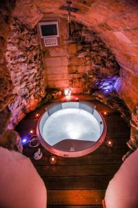 阿尔塔穆拉L'IMPERATORE Relax & Charme的石头房设有浴缸,配有灯光