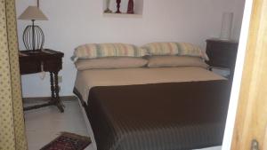 马丁纳弗兰卡Trullo Mauro MGG - Trullo Fragale的一张床上有两个枕头的房间