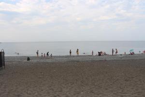 桑德雷什Gostevoi dom u Timura的一群人站在海滩上