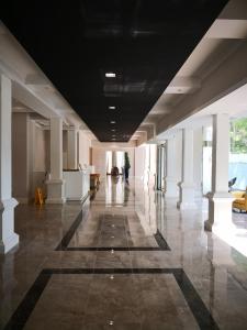 维琴察坎普玛泽欧酒店的走廊,建筑中设有柱子和黑色天花板